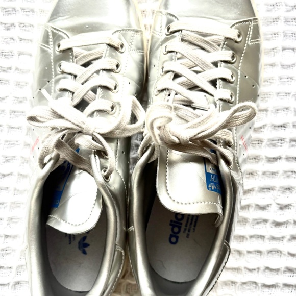 Adidas men’s Stan Smith metallic silver shoes - Picture 2 of 5